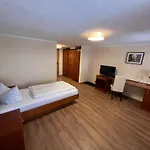 Hotel-gasthof Postbraeu ホテル ディンゴルフィング