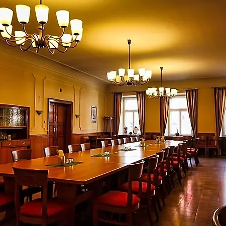 ホテル Hotel-gasthof Postbraeu